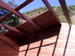 Na palubkov&yacute; z&aacute;klop polož&iacute;me podkladov&yacute; p&aacute;s a čern&yacute; asfaltov&yacute; &scaron;indel