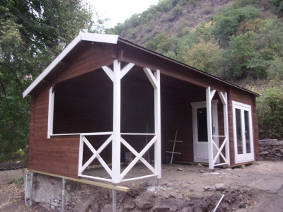 Zahradní chata Kukka montovaná na zemní vruty s nastavitelnou výškou