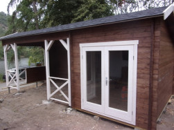 Dvoud&iacute;ln&eacute; i jednod&iacute;ln&eacute; bočn&iacute; dveře jsou zaskleny jednoduch&yacute;m 4 mm siln&yacute;m sklem