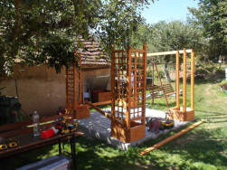 Podklad ze z&aacute;mkov&eacute; dlažby byl připraven přesně na rozměr alt&aacute;nu VL48