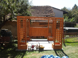 Na v&yacute;robu alt&aacute;nu i pln&yacute;ch dřevěn&yacute;ch z&aacute;stěn Praktik jsme použili smrkov&eacute; dřevo