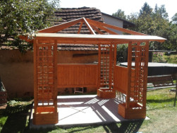 Dřevěn&eacute; prvky zahradn&iacute;ho alt&aacute;nu jsme o&scaron;etřili lazurou v medov&eacute;m odst&iacute;nu