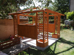 Zahradn&iacute; alt&aacute;n VL48 montovan&yacute; na podklad ze z&aacute;mkov&eacute; dlažby