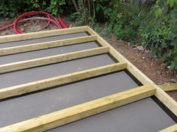 Mont&aacute;ž jsme začali položen&iacute;m podlažn&iacute;ho ro&scaron;tu z impregnovan&yacute;ch smrkov&yacute;ch hranolů