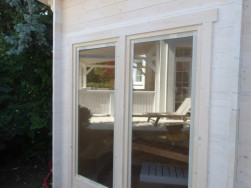 Vněj&scaron;&iacute; stěny jsme povrchově o&scaron;etřili dvěma n&aacute;těry b&iacute;lou barvou