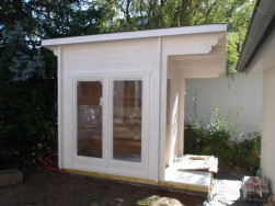 Saunu s bočn&iacute;m př&iacute;stře&scaron;kem jsme postavili na organick&yacute; podklad posypan&yacute; pouze drobn&yacute;m &scaron;těrkem