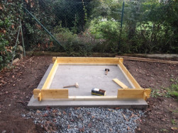 Mal&yacute; dřevěn&yacute; domek na n&aacute;řad&iacute; jsme postavili na připraven&eacute; betonov&eacute; desce