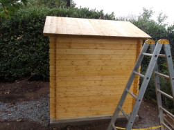 Dřevěn&yacute; domek na n&aacute;řad&iacute; i palubkov&yacute; z&aacute;klop vyroben&eacute; ze smrkov&eacute;ho dřeva