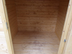 Ač jsme domeček montovali na betonov&eacute; desce, objednal si z&aacute;kazn&iacute;k je&scaron;tě dřevěnou podlahu