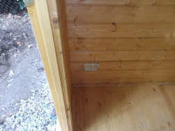 Dřevěn&yacute; domeček jsme z důvodu odvětr&aacute;v&aacute;n&iacute; doplnili ventilačn&iacute;mi mř&iacute;žkami