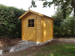 Povrchov&aacute; &uacute;prava domku na n&aacute;řad&iacute; byla provedena v odst&iacute;nu cedr