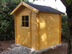 Domeček jsme doplnili i zavětr&aacute;vac&iacute;m setem, kter&yacute; stabilizuje domeček při siln&eacute;m větru