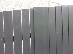 Kovov&eacute; plotov&eacute; sloupky jsme překryli &scaron;ir&scaron;&iacute;m