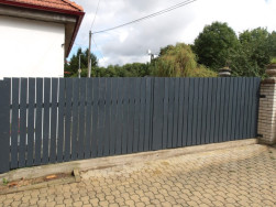 Nov&eacute; plotovky jsme povrchově o&scaron;etřili modern&iacute; tmavě &scaron;edou lazurou