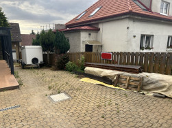 Demont&aacute;ž a ekologick&aacute; likvidace star&eacute;ho dřevěn&eacute;ho plotu