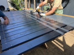 Při mont&aacute;ži se připrav&iacute; do nov&yacute;ch plotovek  &scaron;rouby, kter&eacute; se v konečn&eacute; f&aacute;zi mont&aacute;že dot&aacute;hnou