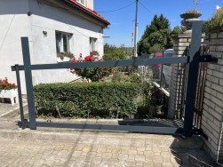 Původn&iacute; kovov&eacute; plotov&eacute; sloupky jsme očistili a natřeli &scaron;ed&yacute;m Balakrylem