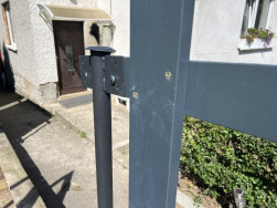 K původn&iacute;m kovov&yacute;m plotov&yacute;m sloupkům se při&scaron;roubovali nov&eacute; plotov&eacute; r&yacute;gle