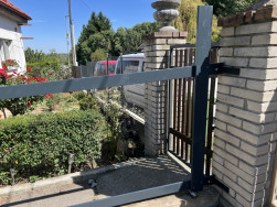 Nov&yacute; zahradn&iacute; plot montovan&yacute; v m&iacute;rně svažit&eacute;m ter&eacute;nu