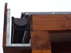 Okap na předn&iacute; straně pergoly byl pohledově skryt za &scaron;irok&yacute;m prknemv předn&iacute;