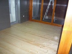 Hotovou podlahu uvnitř jsme o&scaron;etřili podlahov&yacute;m olejem