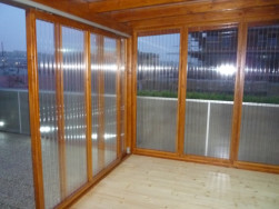 Pergola s posuvn&yacute;mi dveřmi na terase o rozměrech 8 x 3 metry