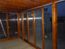 Stěny pergoly byly vyplněny Plaxiglasem vsazen&yacute;m do r&aacute;mu z hranolů 7 x 7 cm