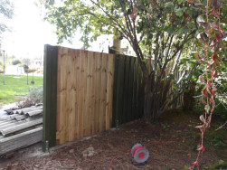 K plotov&yacute;m sloupkům plotov&aacute; pole Vasse upevněna pomoc&iacute; kovov&yacute;ch &uacute;heln&iacute;ků