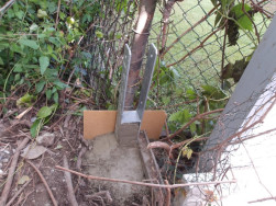 Zabetonovan&yacute; &uacute;chyt, po zatvrdnut&iacute; betonu do něho bude při&scaron;roubovan&yacute; plotov&yacute; sloupek