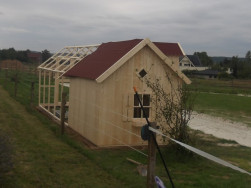 Domeček je zastře&scaron;en&yacute; červen&yacute;m asfaltov&yacute;m &scaron;indelem