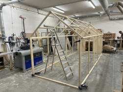 Předmont&aacute;ž jednotliv&yacute;ch panelů voli&eacute;ry na na&scaron;&iacute; provozovně