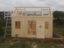 Klasick&yacute; dětsk&yacute; dřevěn&yacute; domeček Marie s podlahou pro chov morčat