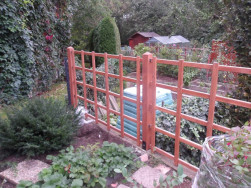 V&yacute;&scaron;ka dřevěn&eacute;ho plůtku je 125 cm, povrchov&aacute; &uacute;prava dřeva v odst&iacute;nu ka&scaron;tan