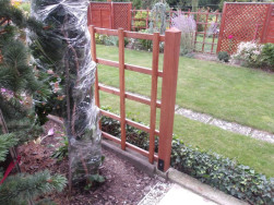 Plotov&eacute; sloupky jsme kotvili do zabetonovan&yacute;ch ocelov&yacute;ch patek s roxorem