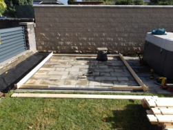 Zahradn&iacute; chatu jsme montovali na z&aacute;kladov&yacute; hranol z tvrd&eacute;ho plastu