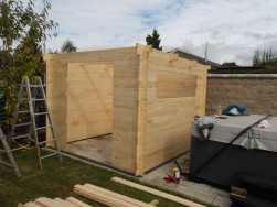 Dřevěn&aacute; chatka Bodine je čtvercov&eacute;ho tvaru o rozměru 3 x 3 metry