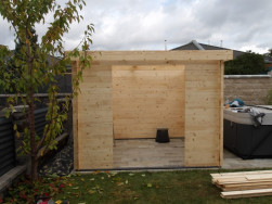 Podklad pod zahradn&iacute; chatu tvořily betonov&eacute; dlaždice