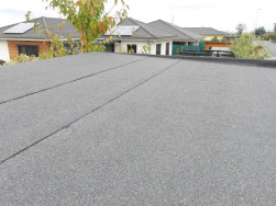 Na stře&scaron;n&iacute; z&aacute;klop chaty jsme položili asfaltovou lepenku