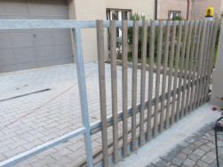 Předvrtan&eacute; plotov&eacute; plaňky se pomoc&iacute; nerezov&yacute;ch vrutů připevnily na r&aacute;n z pozinkovan&yacute;ch profilů