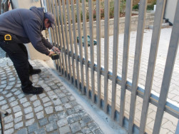 Plotov&eacute; plaňky na branku a pojezdov&aacute; vrata byla montov&aacute;na až na m&iacute;stě