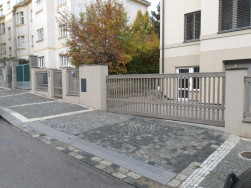 Celkov&aacute; d&eacute;lka plotu včetně branky a vrat byla t&eacute;měř 14 metrů