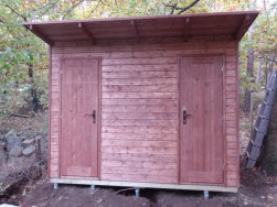 Dřevostavba byla o&scaron;etřena impregnac&iacute; a lazurou v odst&iacute;nu teak