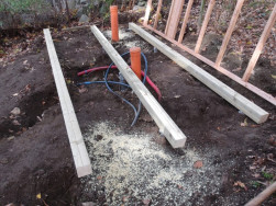 Atypick&yacute; dřevěn&yacute; domek budeme montovat ve svažit&eacute;m ter&eacute;nu