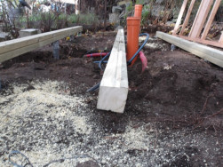 Z&aacute;kladov&yacute; ro&scaron;t jsme vyrobili z impregnovan&yacute;ch smrkov&yacute;ch hranolů 9 x 9 cm