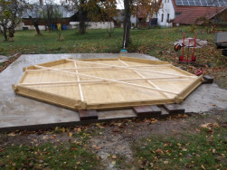 Na sestavenou podlahu ze smrkov&eacute; palubky začne mont&aacute;ž jednotliv&yacute;ch obvodov&yacute;ch stěn