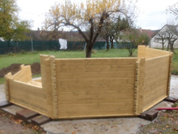 Stavba jednotliv&yacute;ch obvodov&yacute;ch stěn je jednoduch&aacute; protože do jednotliv&yacute;ch prken jsou vyřezan&eacute; z&aacute;mky a prkna do sebe perfektně zapadaj&iacute;