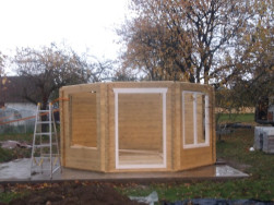 Do otvorů alt&aacute;nu jsme zasadili z&aacute;rubně pro okna a dveře