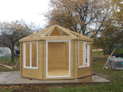 Po sestaven&iacute; jednotliv&yacute;ch stěn při&scaron;la na řadu mont&aacute;ž jehlanov&eacute; střechy