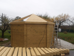 Konstrukce střechy je doplněna o přesně na m&iacute;ru nařezan&aacute; stře&scaron;n&iacute; prkna