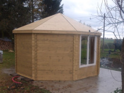 Povrchov&aacute; &uacute;prava alt&aacute;nu Lynn byla provedena lazurou Tikkurila Vallti odst&iacute;n 5064